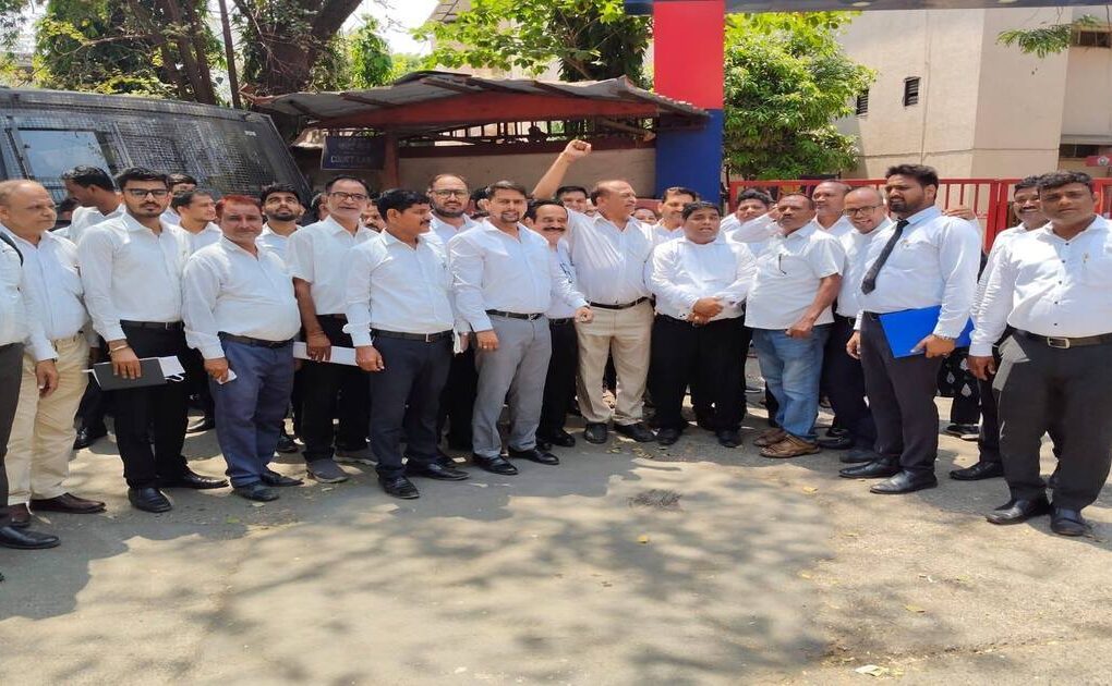 Tension Escalates Outside Borivali Police Station as Lawyers Protest Against Alleged Police Brutality; Demand FIR Against Constable for Assault on Advocate