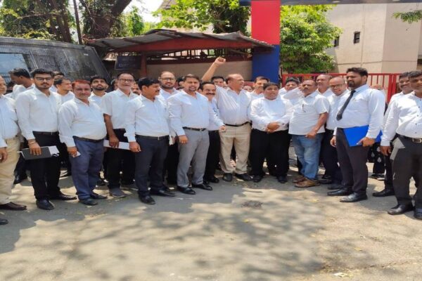 Tension Escalates Outside Borivali Police Station as Lawyers Protest Against Alleged Police Brutality; Demand FIR Against Constable for Assault on Advocate