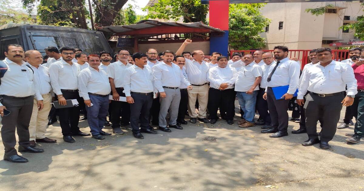 Tension Escalates Outside Borivali Police Station as Lawyers Protest Against Alleged Police Brutality; Demand FIR Against Constable for Assault on Advocate